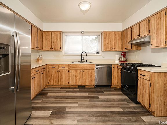 5th image of 4792 Broadway St
