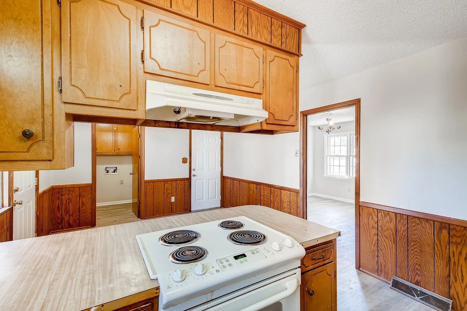 3 bed, 1.5 bath, 1074 sqft, $1,595 — Photo 2