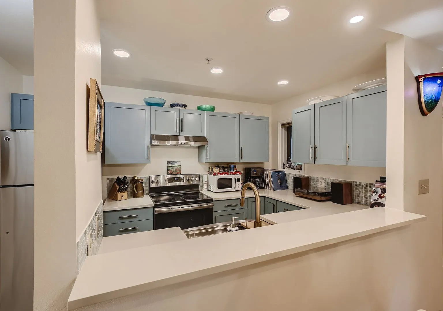 Ideal Downtown 1 BDR Close to Shops & Trails — Photo 2