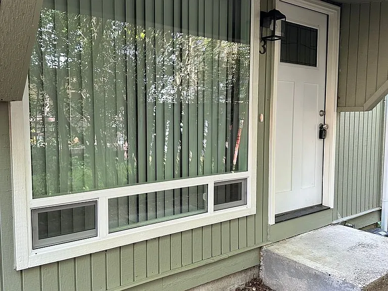 Santiam 1527 Triplex — Photo 1