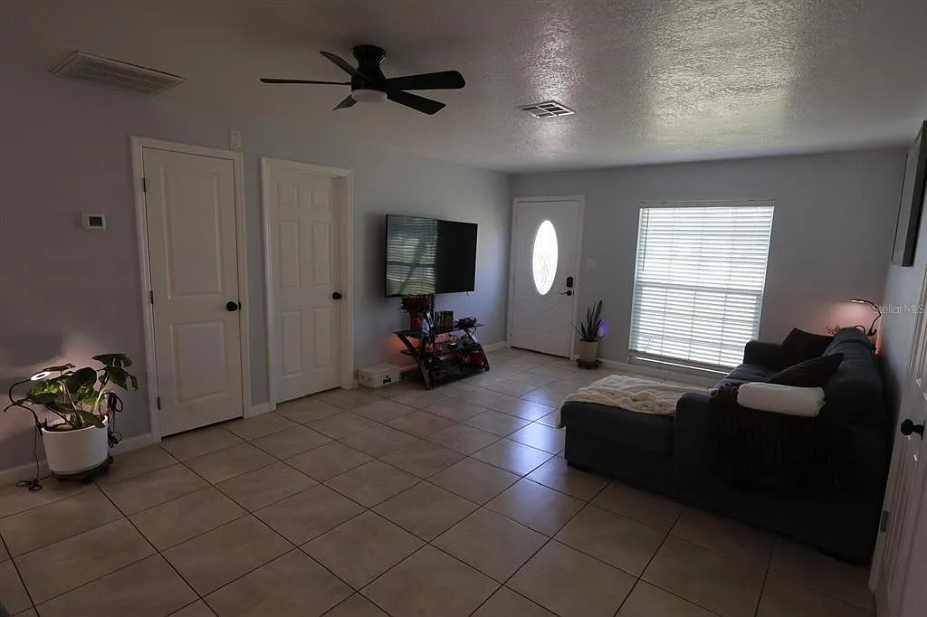 3 bed, 3.0 bath, 1162 sqft, $2,300 — Photo 4