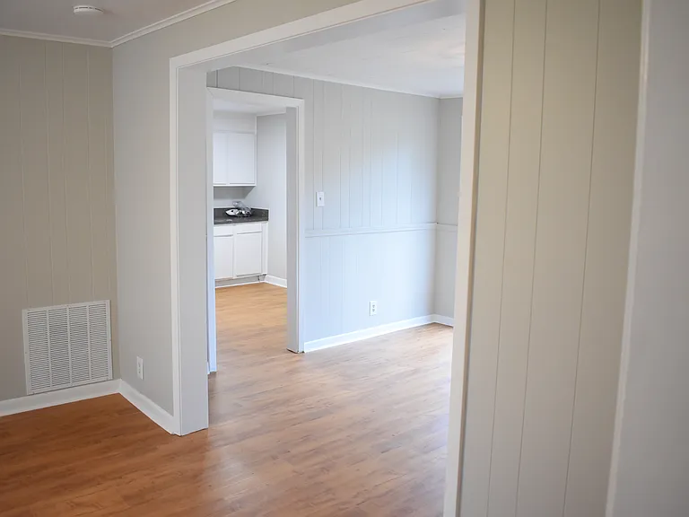 221 N Sanders St — Photo 5
