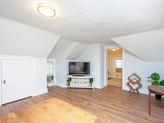 4th image of 215 20th Ave NE APT 2