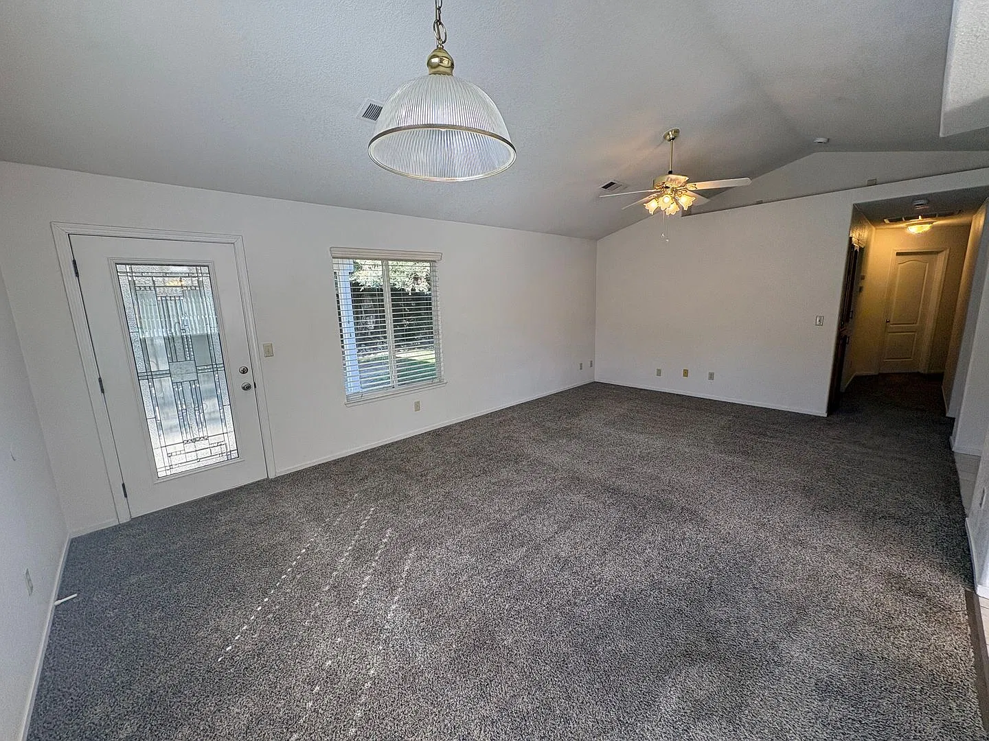 Available now NE Visalia home for rent in a desirable neighborhood! — Photo 4