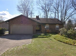 7058 Pine Grove Dr, Hubbard, OH 44425