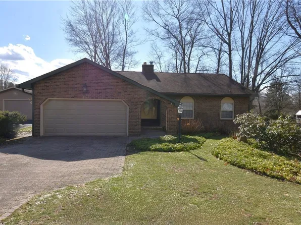 7058 Pine Grove Dr, Hubbard, OH 44425