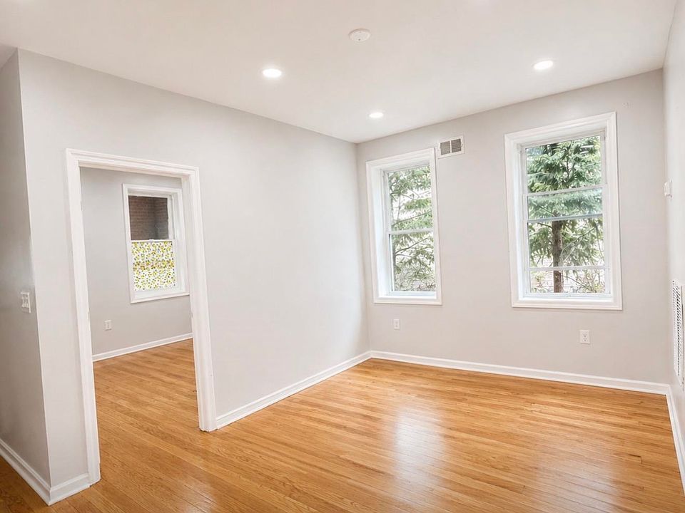 1st image of 146 W 27th St #1