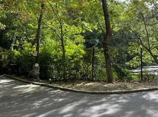 no numer Cleft Road, Mill Neck, NY 11765