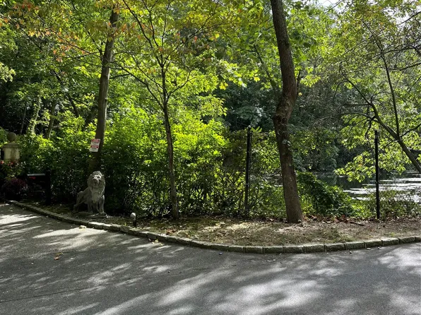 no numer Cleft Road, Mill Neck, NY 11765