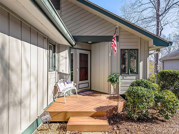 3rd image of 3000 Golfside Ln