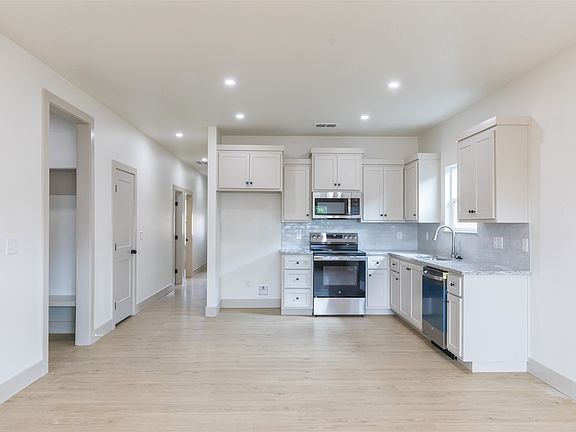 4th image of 930 Minda St