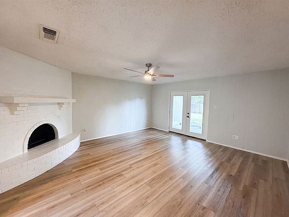 3rd image of 3729 Venice Dr