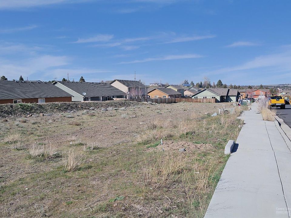 2nd image of 898 SE Maliah Ave
