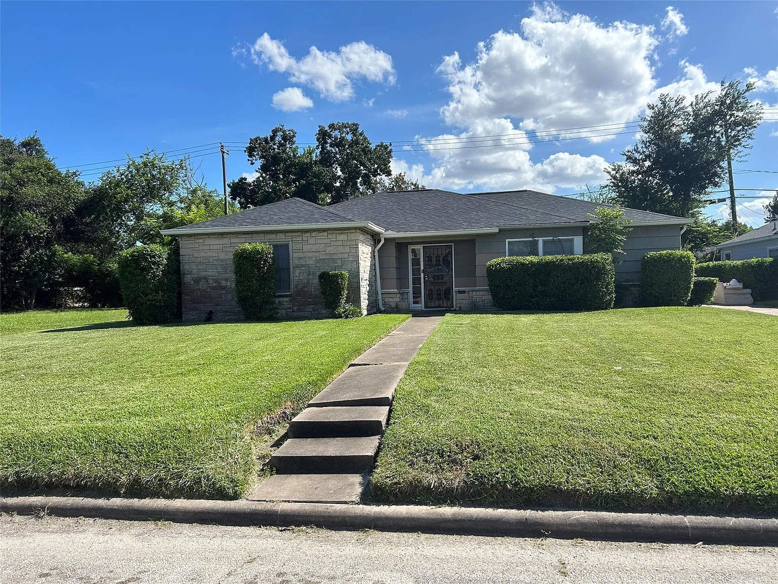 3 bed, 2.0 bath, 1751 sqft, $2,000 — Photo 1