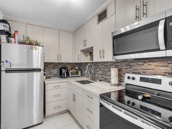 8501 NW 8th St APT 105, Miami, FL 33126