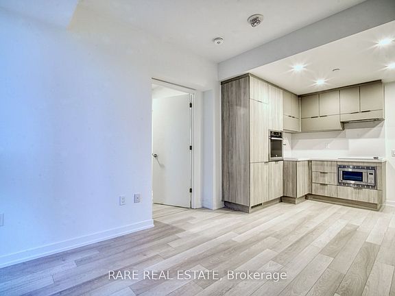 4th image of 39 Roehampton Ave #1806