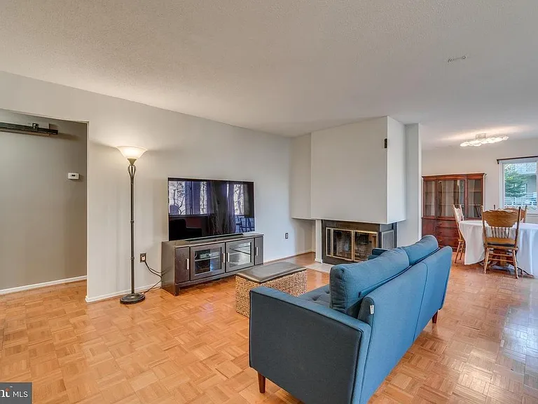 1954 Villaridge Dr — Photo 3