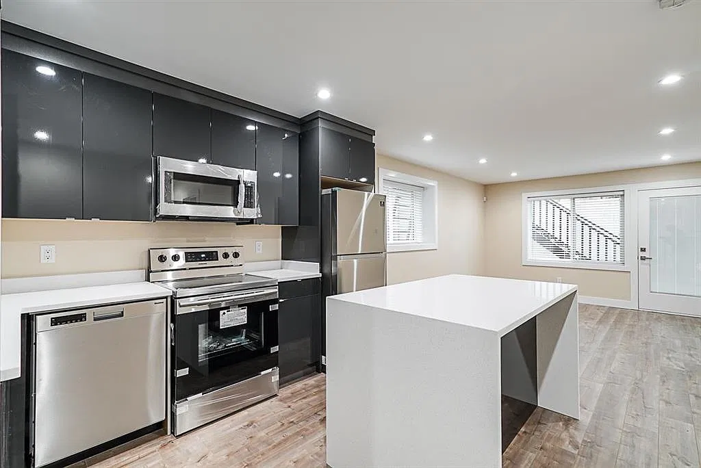 3 bed, 1200 sqft, $3,000 — Photo 3