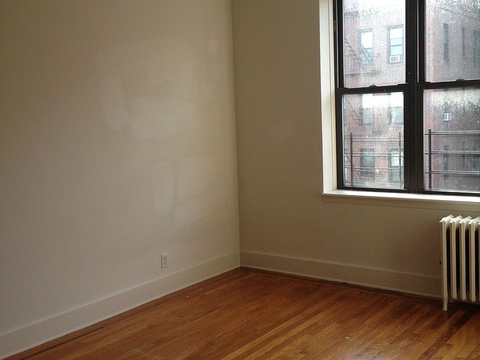 2nd image of 1810 E 2nd St APT 1R