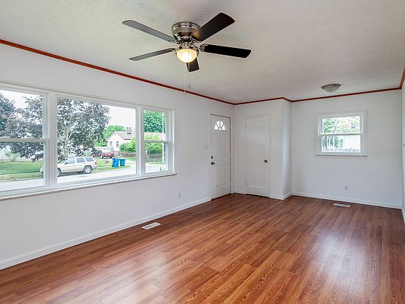 3rd image of 370 Canova Ln