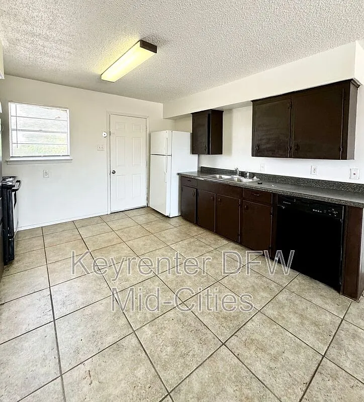 2 bed, 1.0 bath, 900 sqft, $1,050 — Photo 4