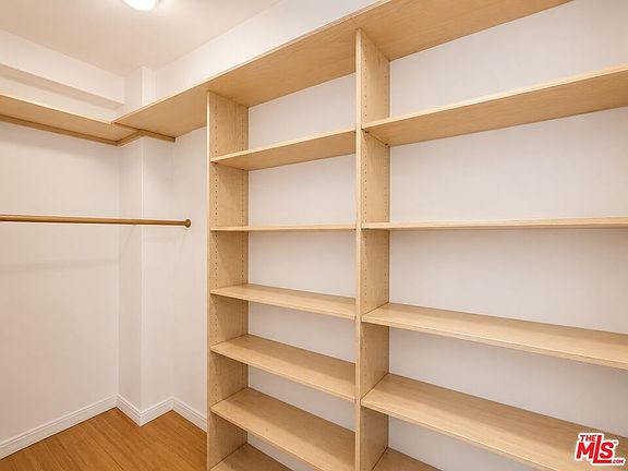 4th image of 634 S Gramercy Pl #602