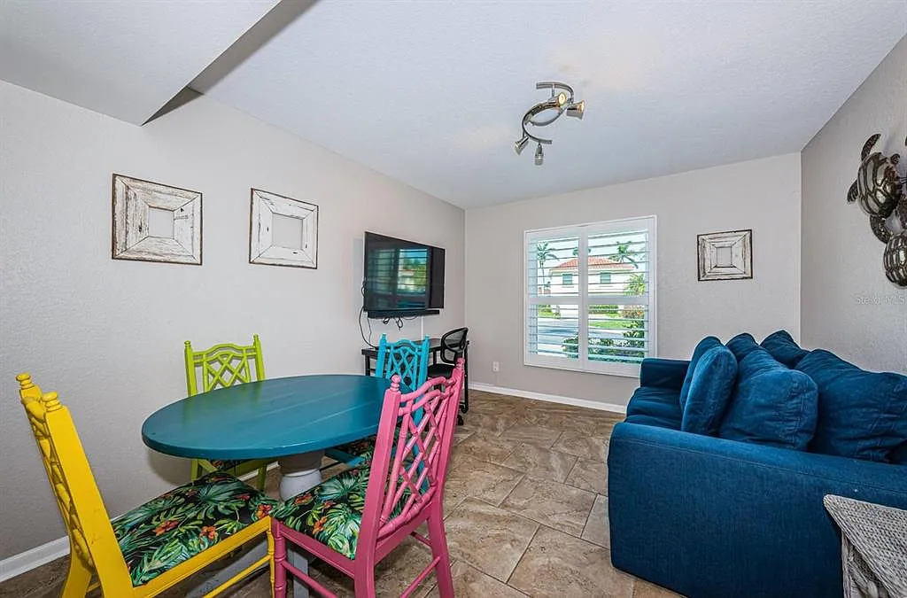 3 bed, 2.5 bath, 1320 sqft, $3,200 — Photo 4