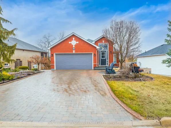 285 Woodward Ave, Selwyn, ON K9L 1K2