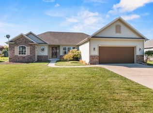 1290 Victoria Ln, Oconomowoc, WI 53066