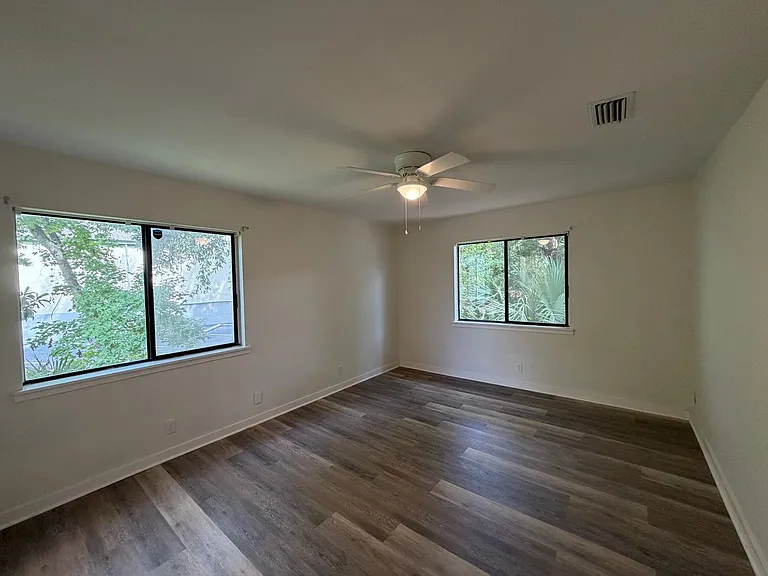 237 Georgia St — Photo 10