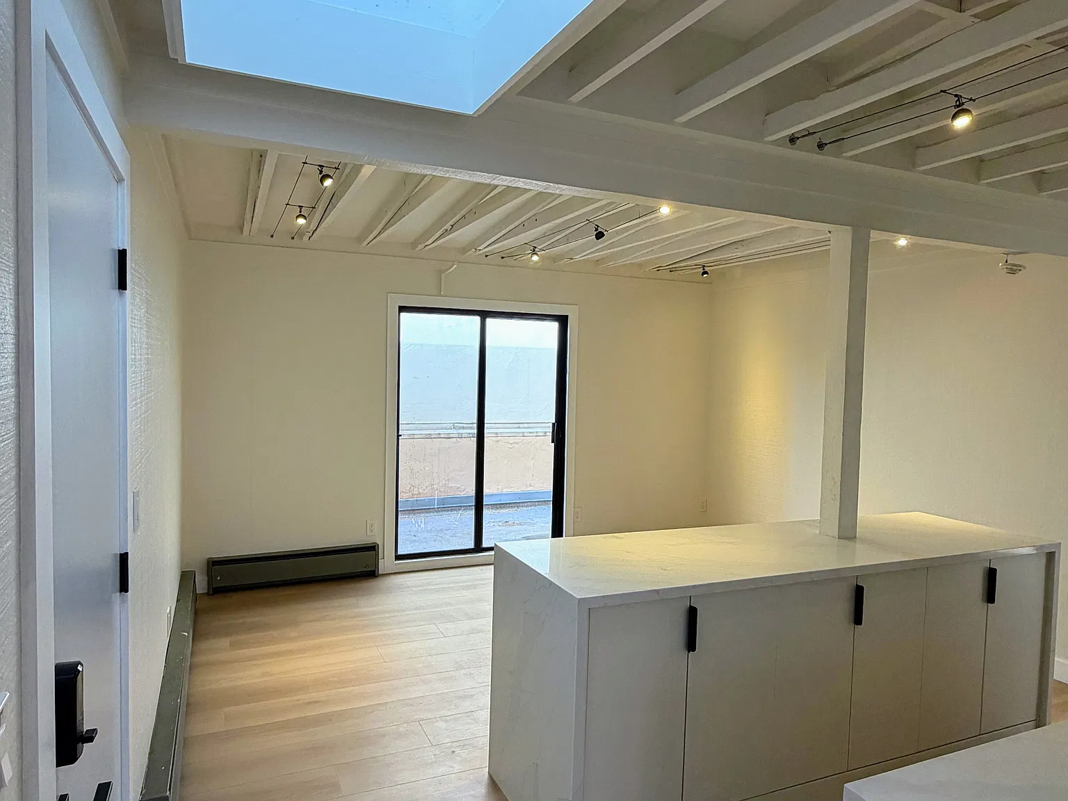 2 bed, 1.5 bath, 900 sqft, $4,795 — Photo 3