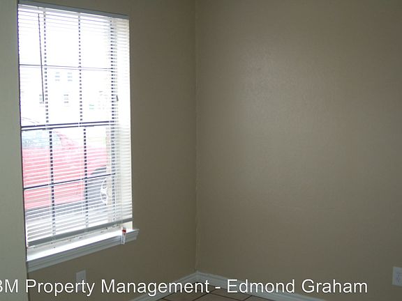 5th image of 310 Kings Way Dr APT B