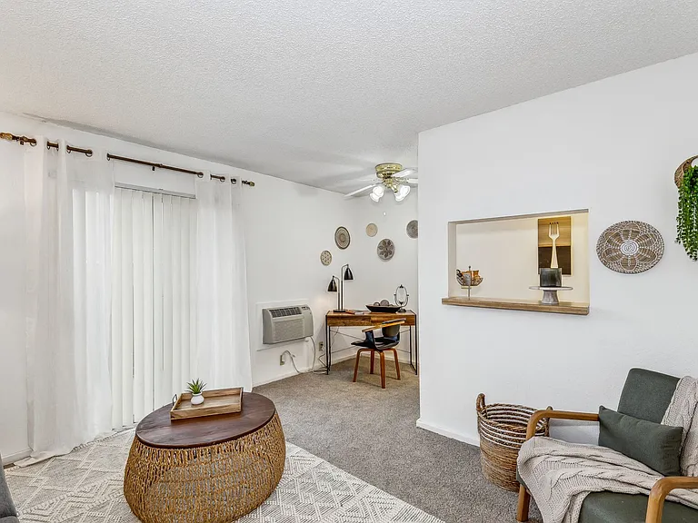 Birch - Studio / 1 Bath - 425 Sq.Ft.