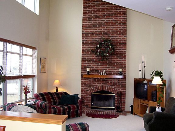 2 Story Family Rm w/Fireplace