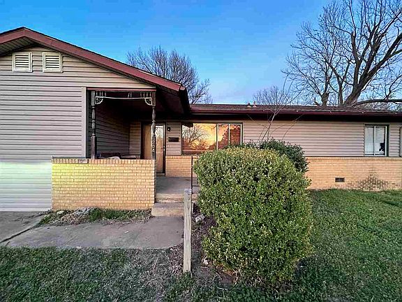 2nd image of 204 N Cedar Ave