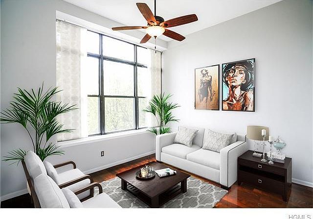 Living room pic 1