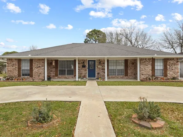 650 Meadowgreen Dr, Port Neches, TX 77651
