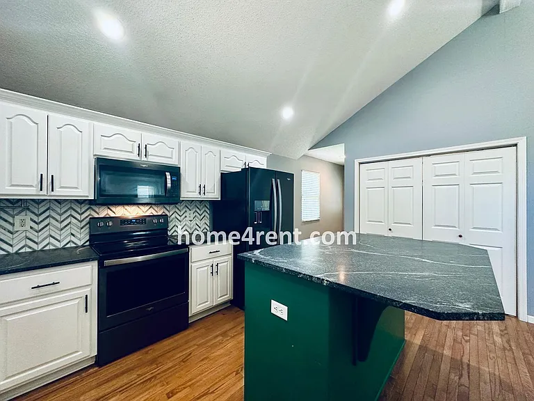 8601 England St — Photo 16