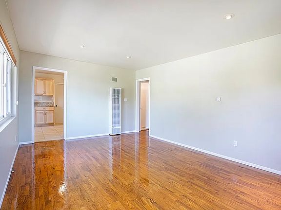 4th image of 4621 Saratoga Ave