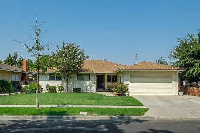 684 E Escalon Ave photo 1