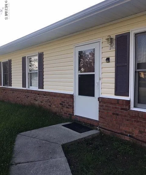 1062 Birchwood Ln — Photo 2
