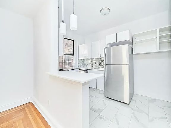 2nd image of 13 Cumming St APT 4D