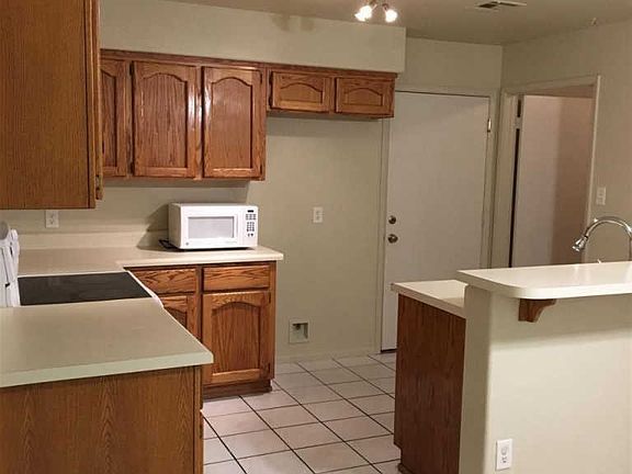 4th image of 565 N Gonzalez Dr