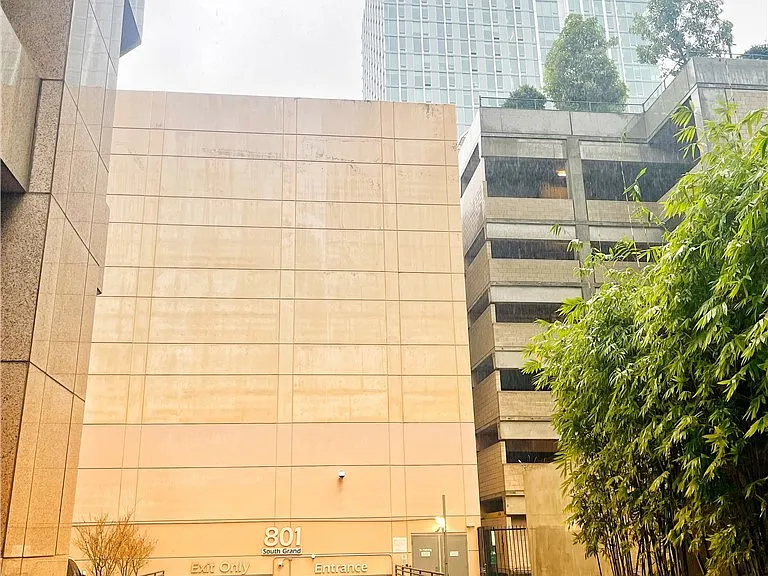 801 S Grand Ave — Photo 4