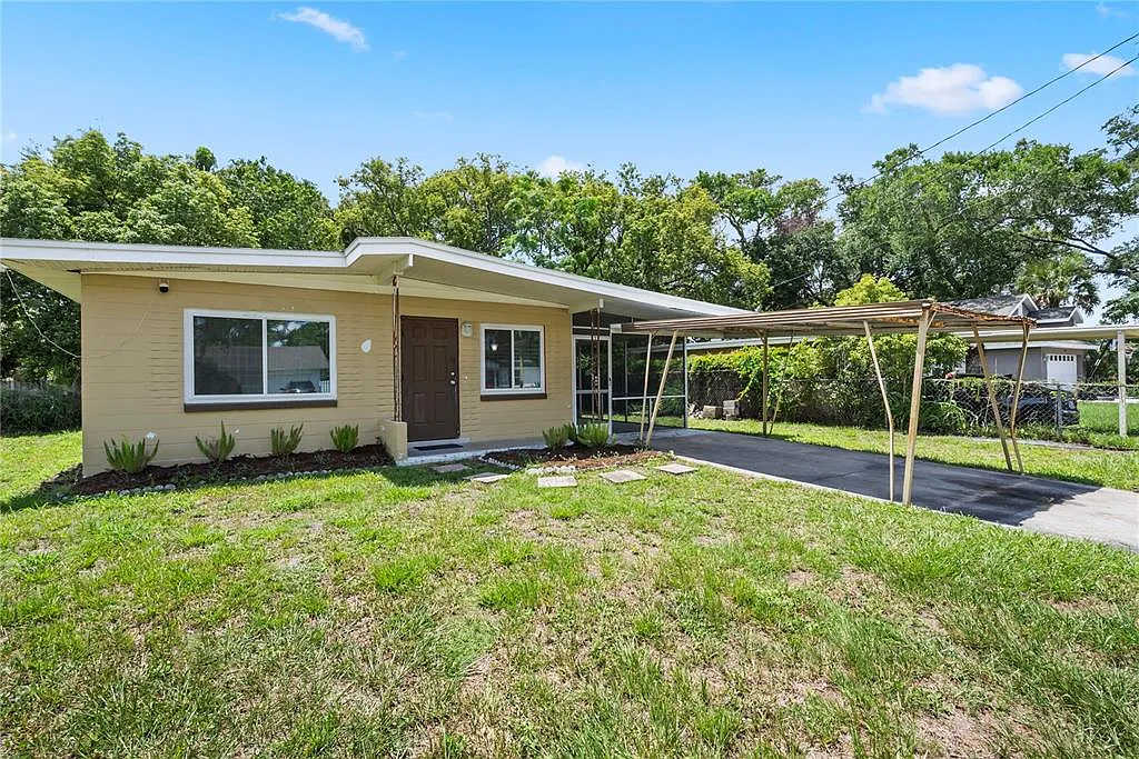 3 bed, 1.5 bath, 975 sqft, $2,100 — Photo 1
