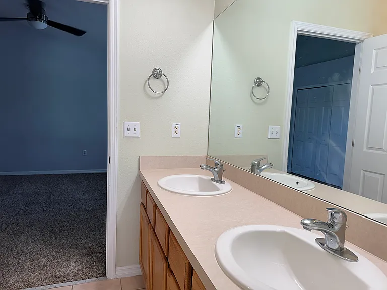 Primary Bath w. dual sinksq