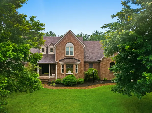 150 Club Ln, Versailles, KY 40383