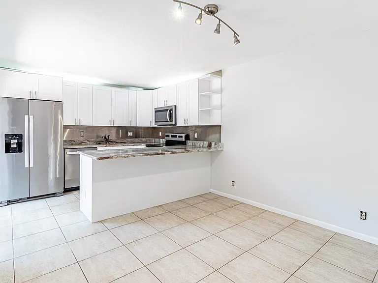 2826 SW 12th St — Photo 7
