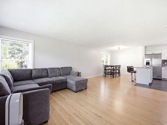 3rd image of 33 Cranbrook Dr
