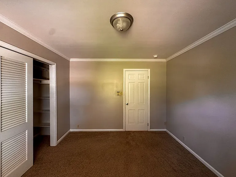 2305 Mirror Lake Dr — Photo 22